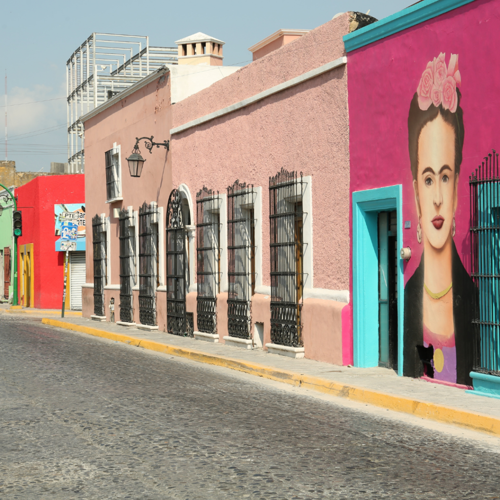Häuserfassade mit Malerei von Frida Kahlo