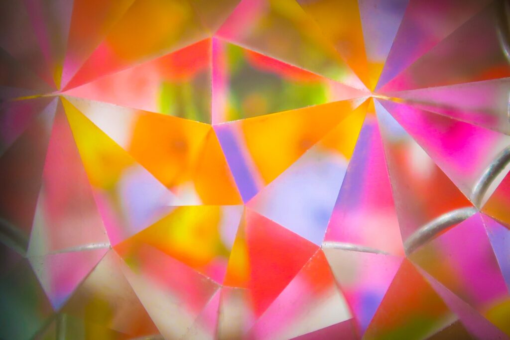 Blick durch ein Kaleidoskop mit bunten Farben 
