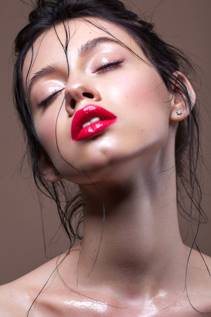 Makeup mit roten Lippen und glowy 