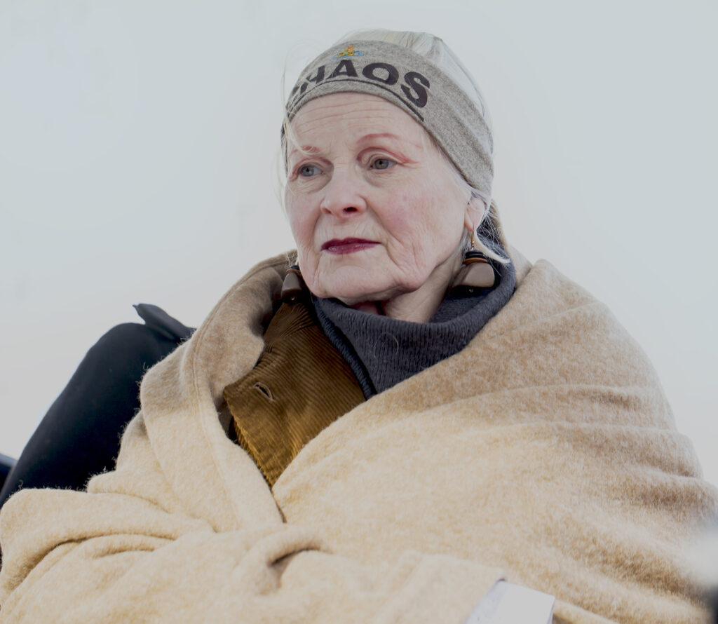 Vivienne Westwood eingehüllt in beiger Decke