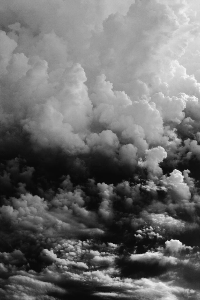 Foto von Wolkenmeer in schwarz/weiß 