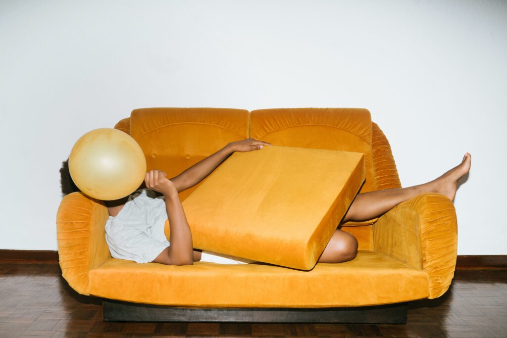 Hochsensibilität, Mann auf Couch, Gelb, schüchtern