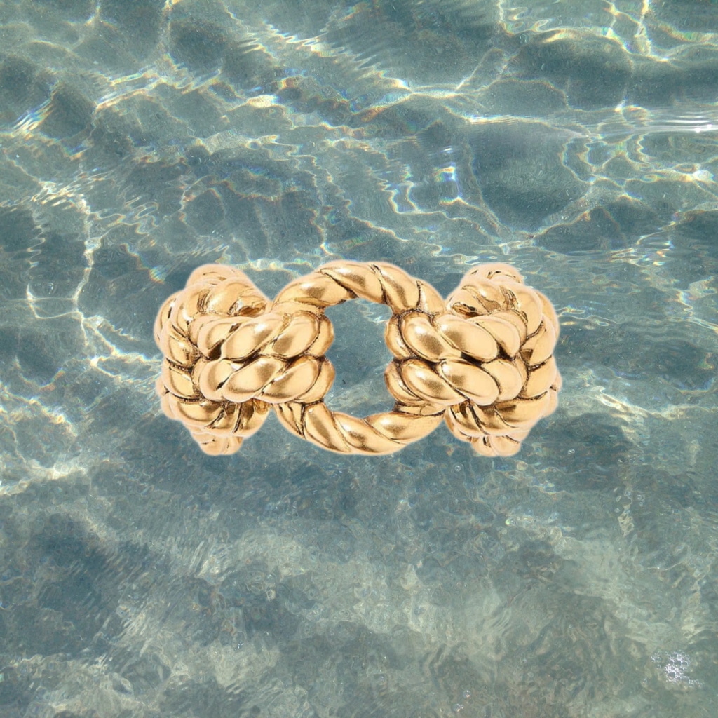 Strand Essentials: Ring von Aurélie Bidermann, gold, verknotet, maritim, Tirolerin, Sommer 2023