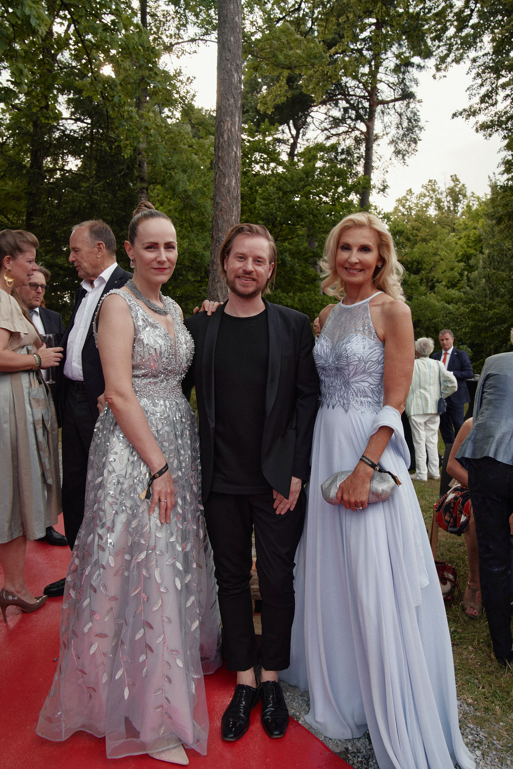 Katharina Zierl, Ferdinand Marquez und Eva Lind in Abendrobe