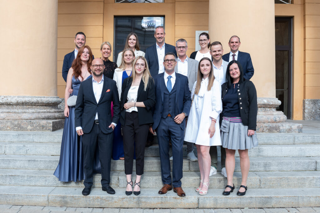 Steinmayr & Co Jubiläumsfeier Teamfoto auf Treppe