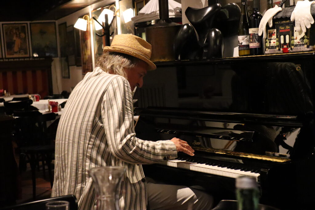 New Orleans Festival: Mann spielt auf dem Klavier. 