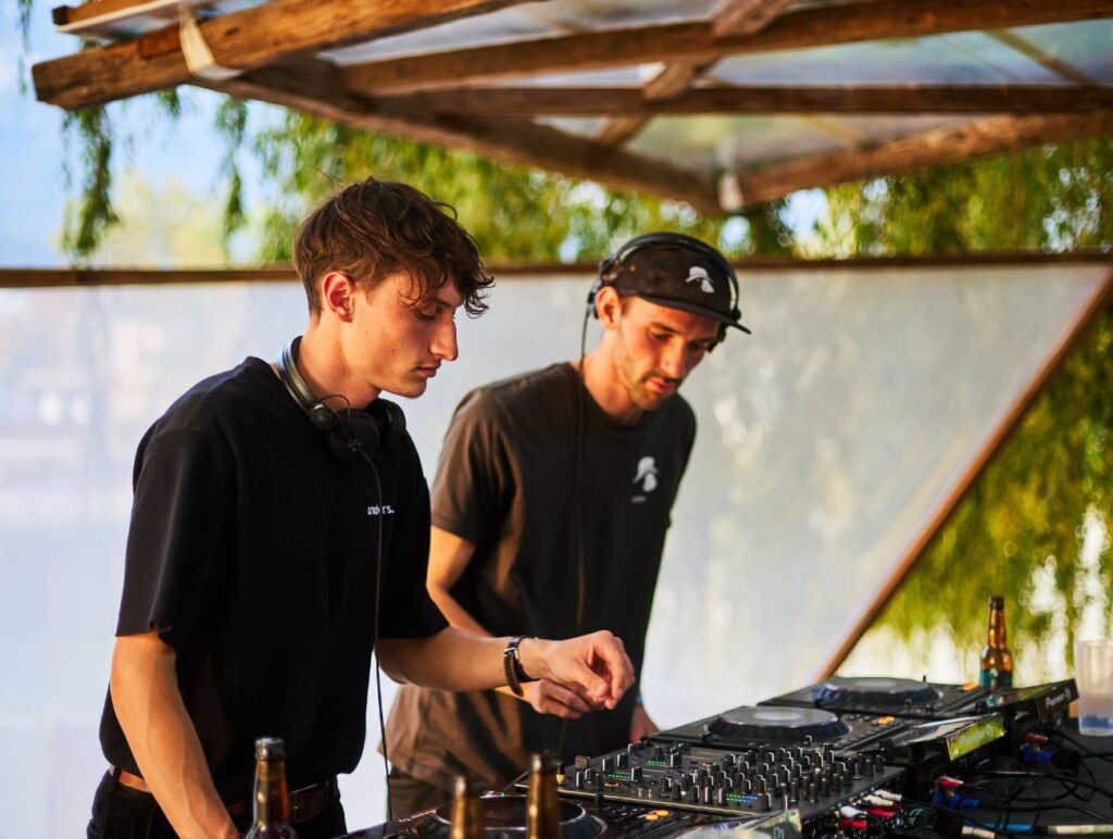 DJ-Duo am Festival