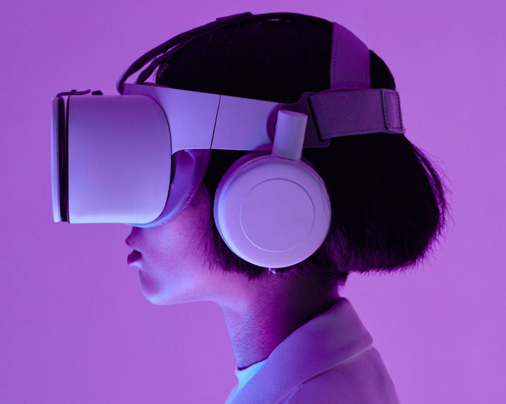 Frau mit VR-Brille, futuristisch, lila