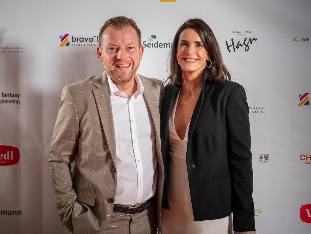 Blitzlicht vor der Logowall