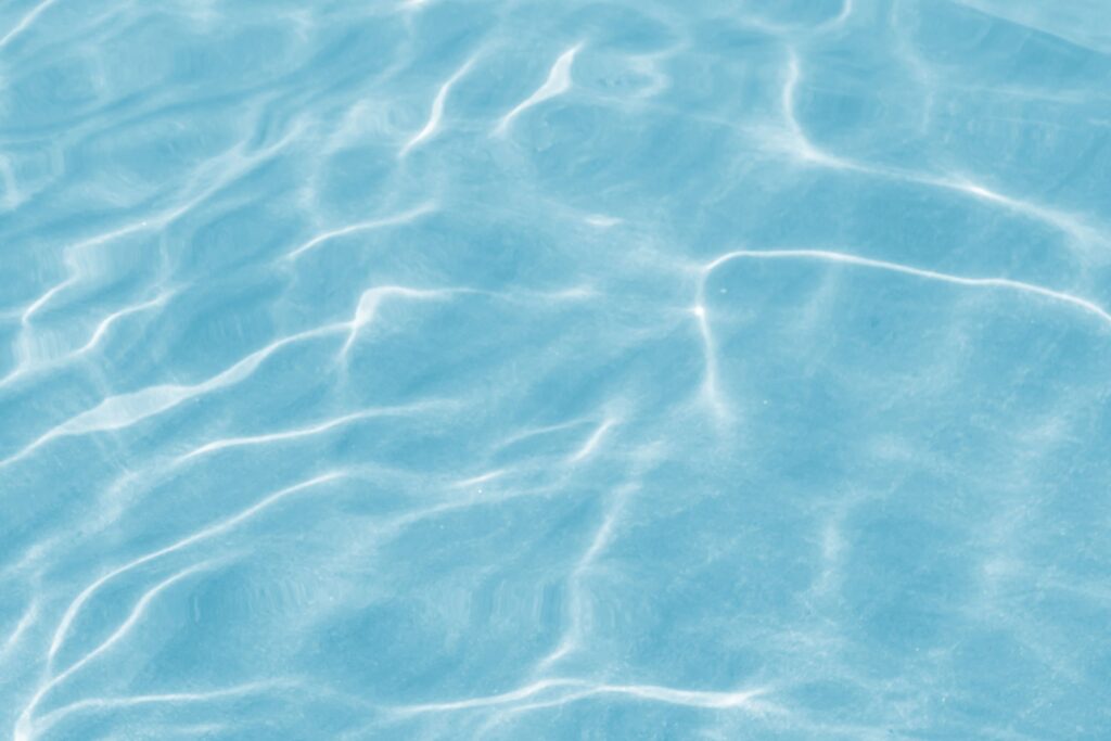 Top-Shot von Pool-Wasser mit Sonnenlicht