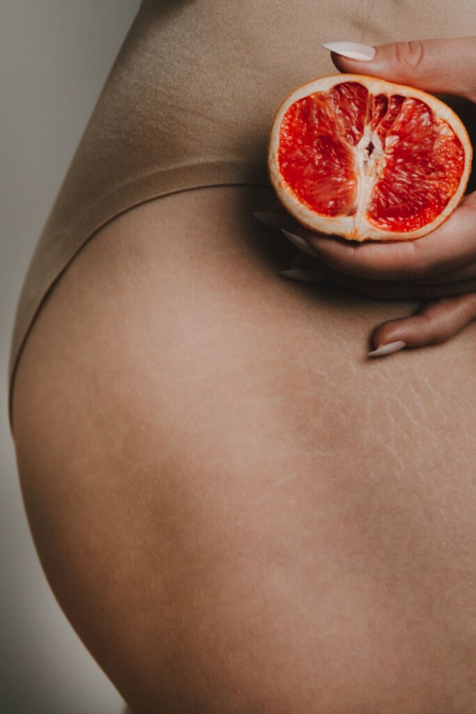 Intimpflege: Damit der ph-Wert in der Vagina (hier symbolisch als aufgeschnittene Orange dargestellt) konstant bleibt, am besten Slips aus Baumwolle tragen