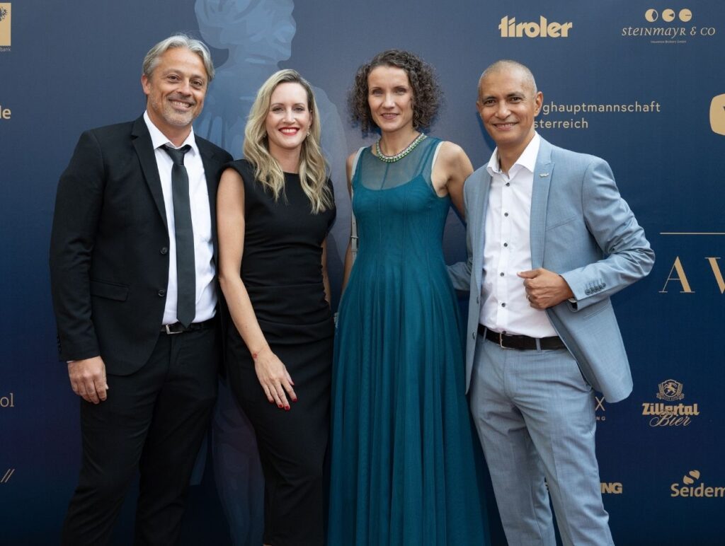 Wolfgang Mayr, Anne Weidner mit Patricio Hettfleisch beim TIROLERIN Award 2023