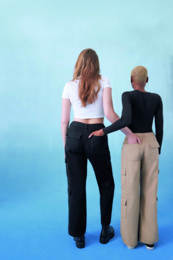 Zwei Frauen von hinten, die Jeanshosen tragen 