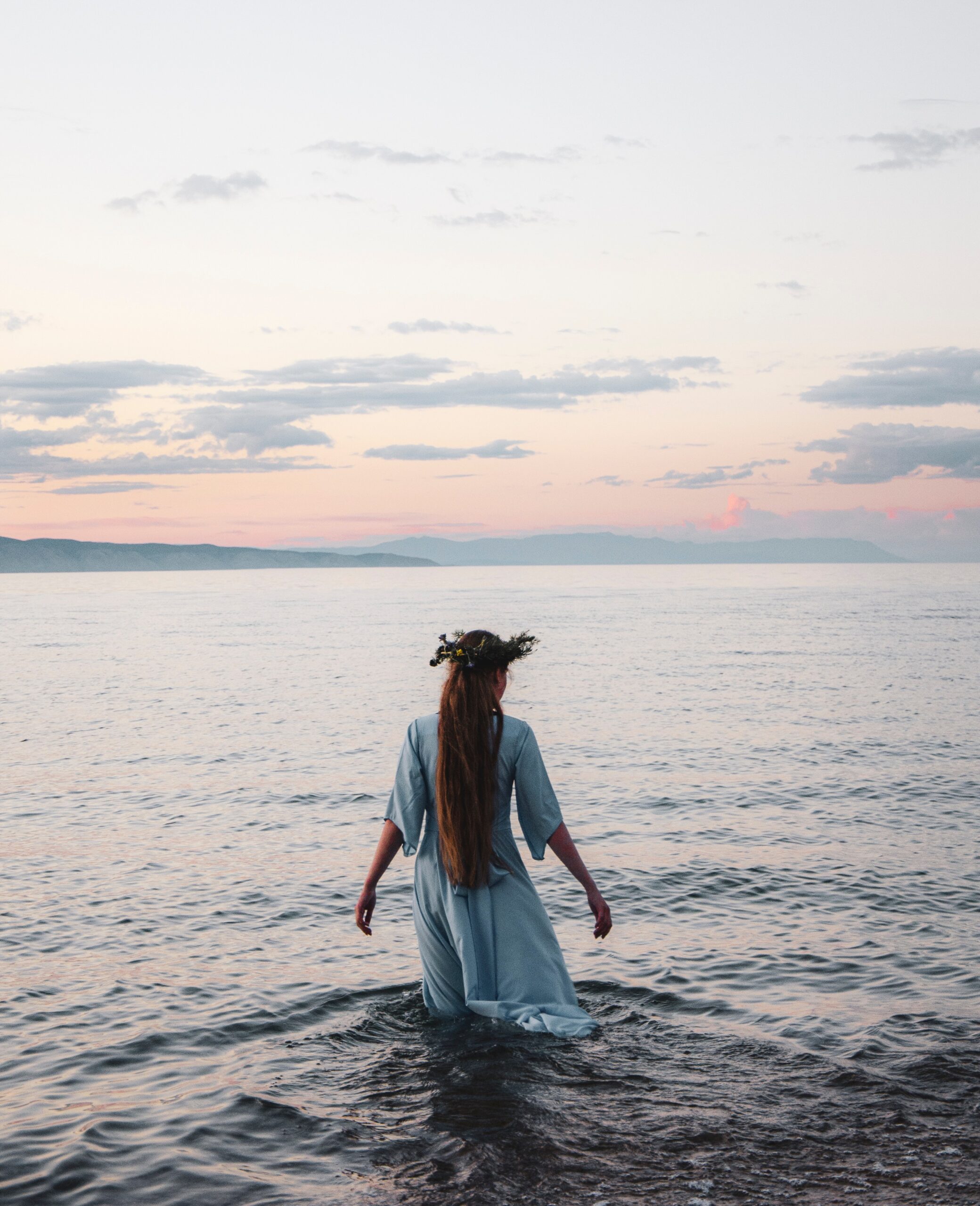 Frau im Meer mit Kleid, Horoskop Tirolerin