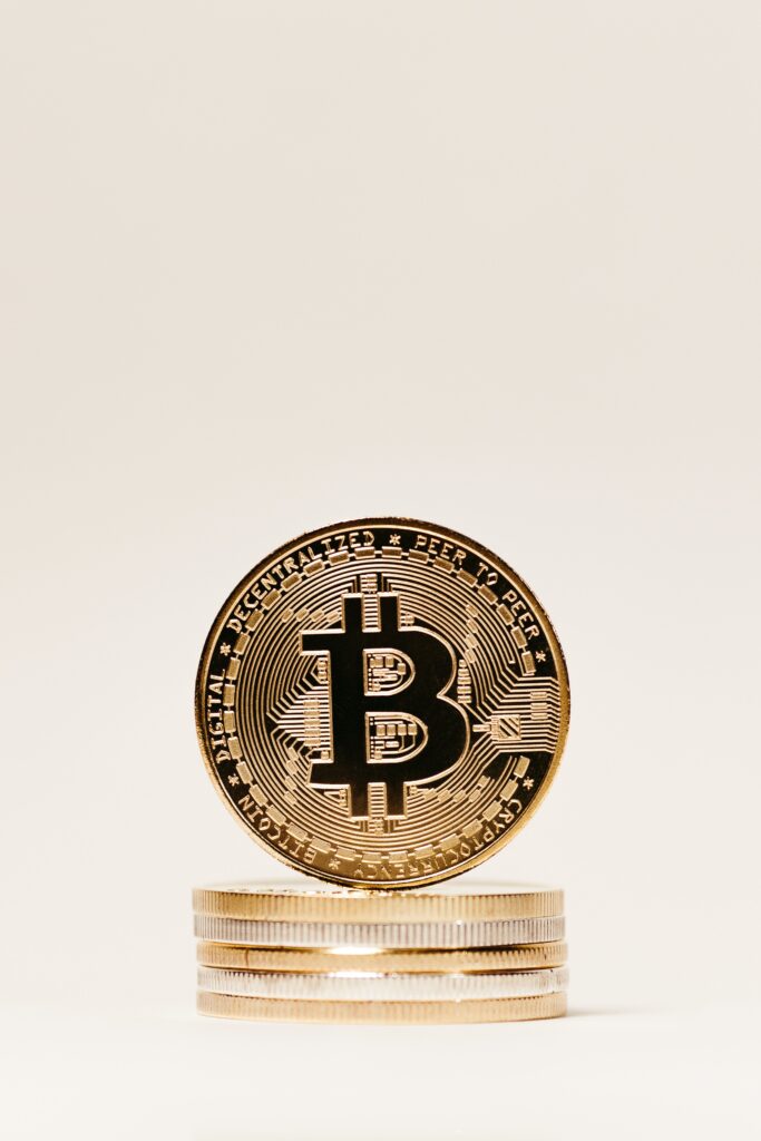 Bitcoin Münze. Deborah Reher erklärt die Welt der Bitcoins 