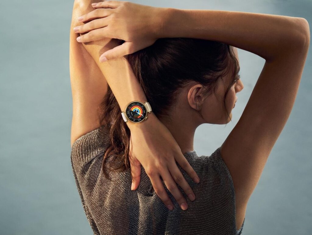 Eine Frau streckt ihren Linken Arm über die Schulter und trägt die Huawei Watch GT 4.