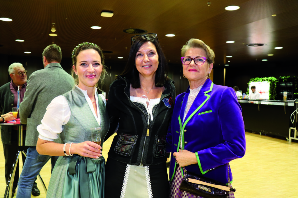 Johanna Zöschg, Erika Rauscher und Sandra Jäger beim Bieranstich der BrauUnion in Innsbruck