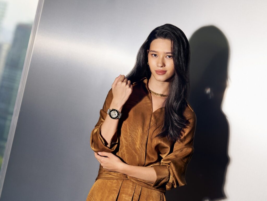 Eine dunkelhaarige Frau posiert mit der Huawei Watch GT 4.