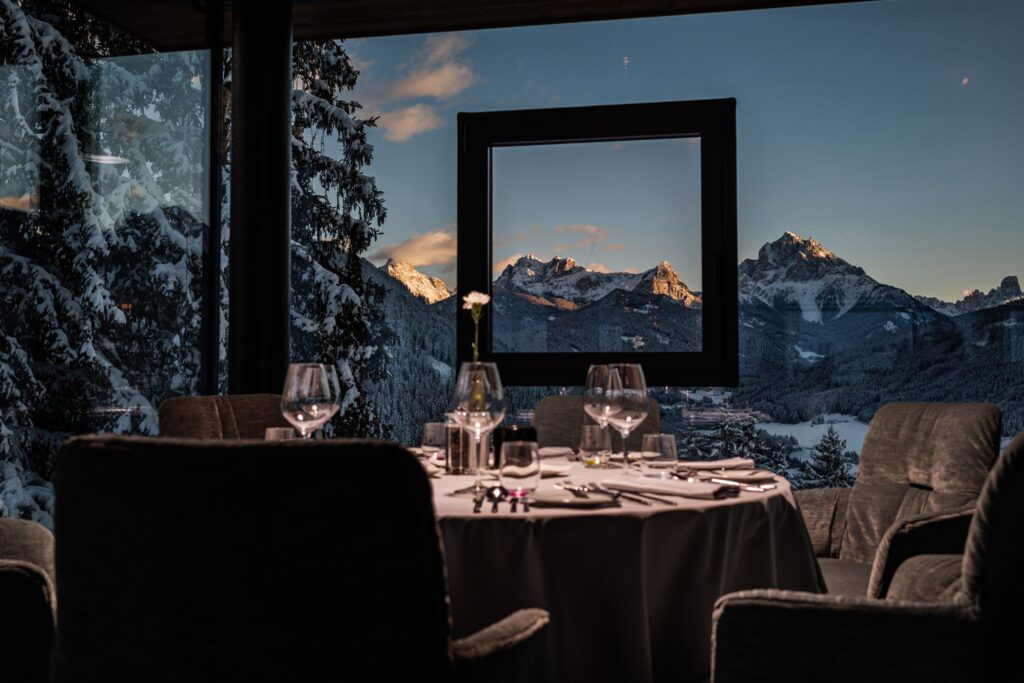 Speisesaal am Abend mit Aussicht auf die Berge