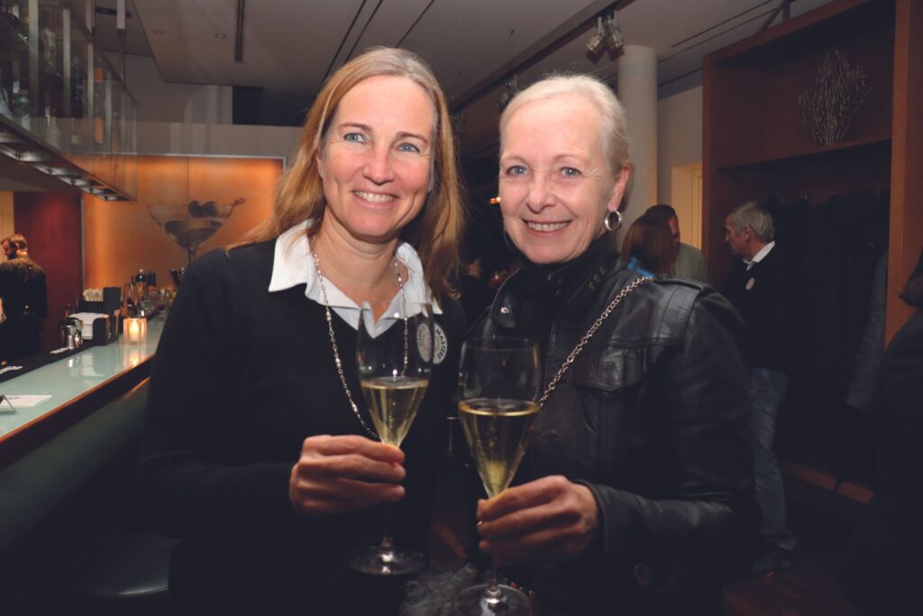 Weltmeisterin Blindengolf Karin Becker und Monika Sulzenbacher