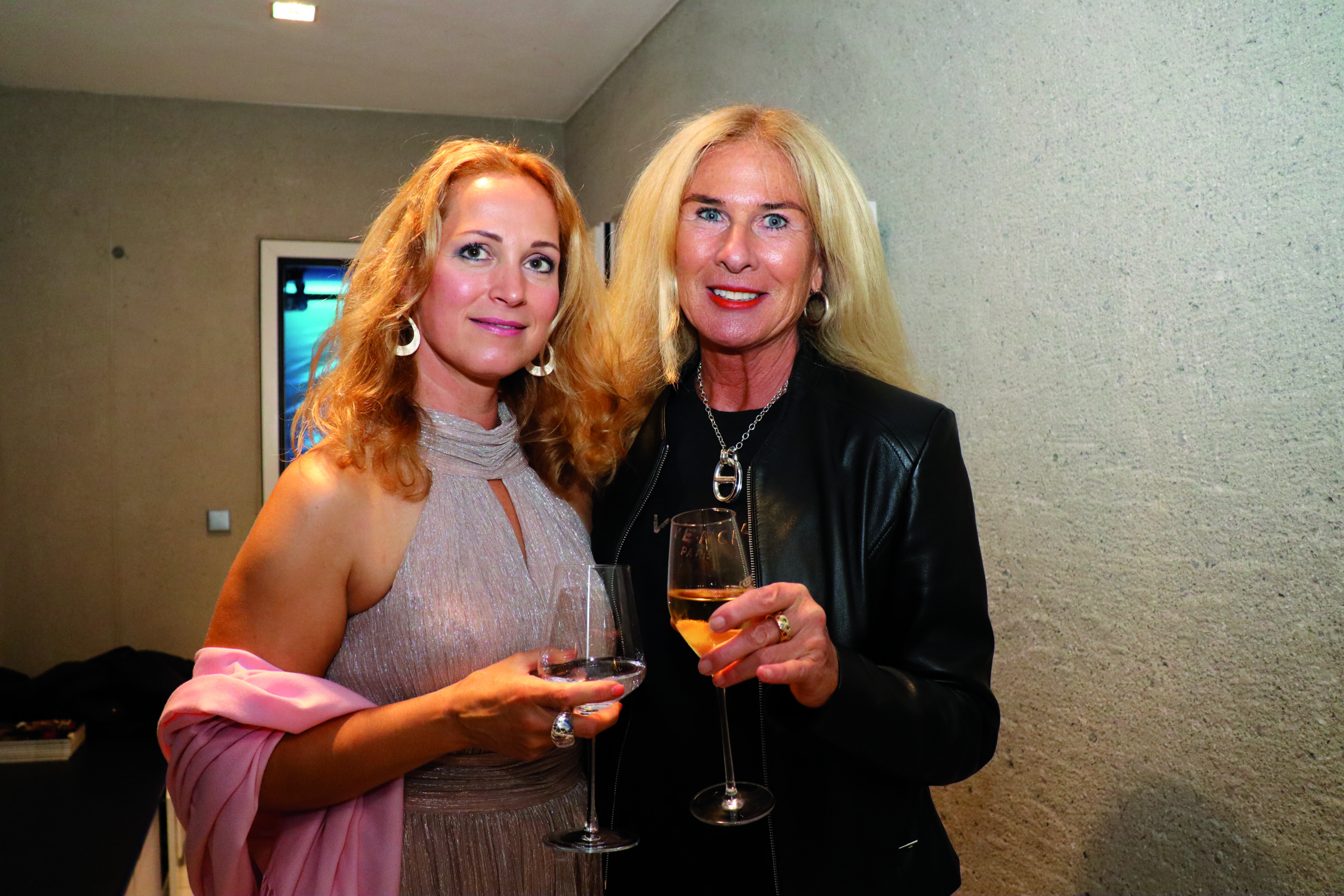 Christine Fritz und Brigitte Plattner bei der Kosmedics Eröffnung in Mutters