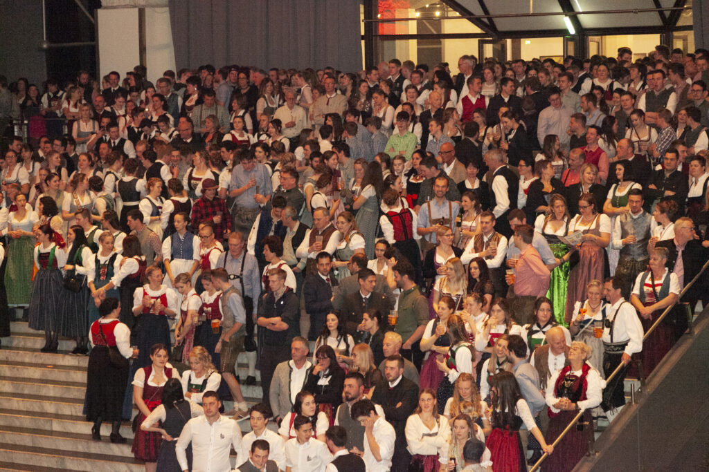 Gemeinsam versammelt, um zu feiern: Jungbauern Tirol