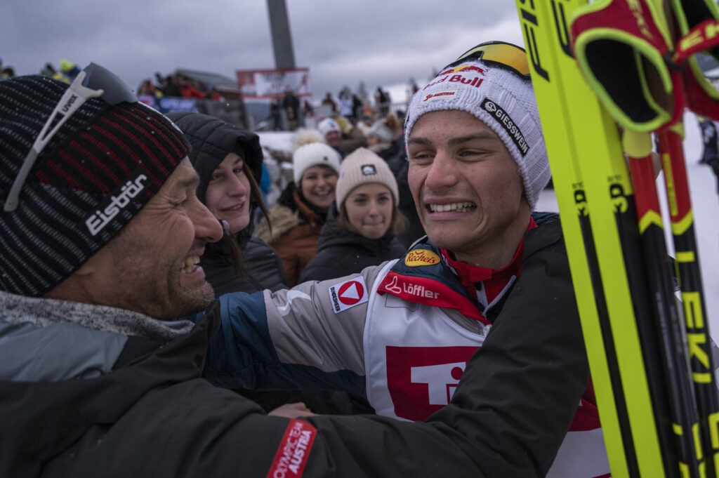 Nordic Combined Triple 2023: Lamparter Umarmung mit Vater