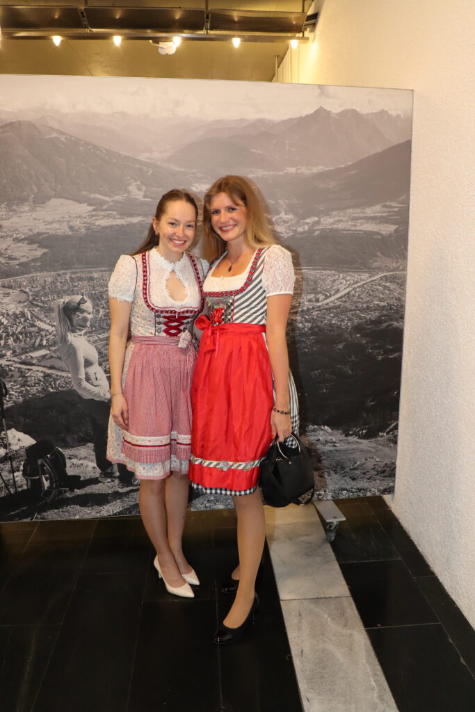 Bauernbundball 2024: Laura Jenewein und Ricarda Laner von der Tirolerin