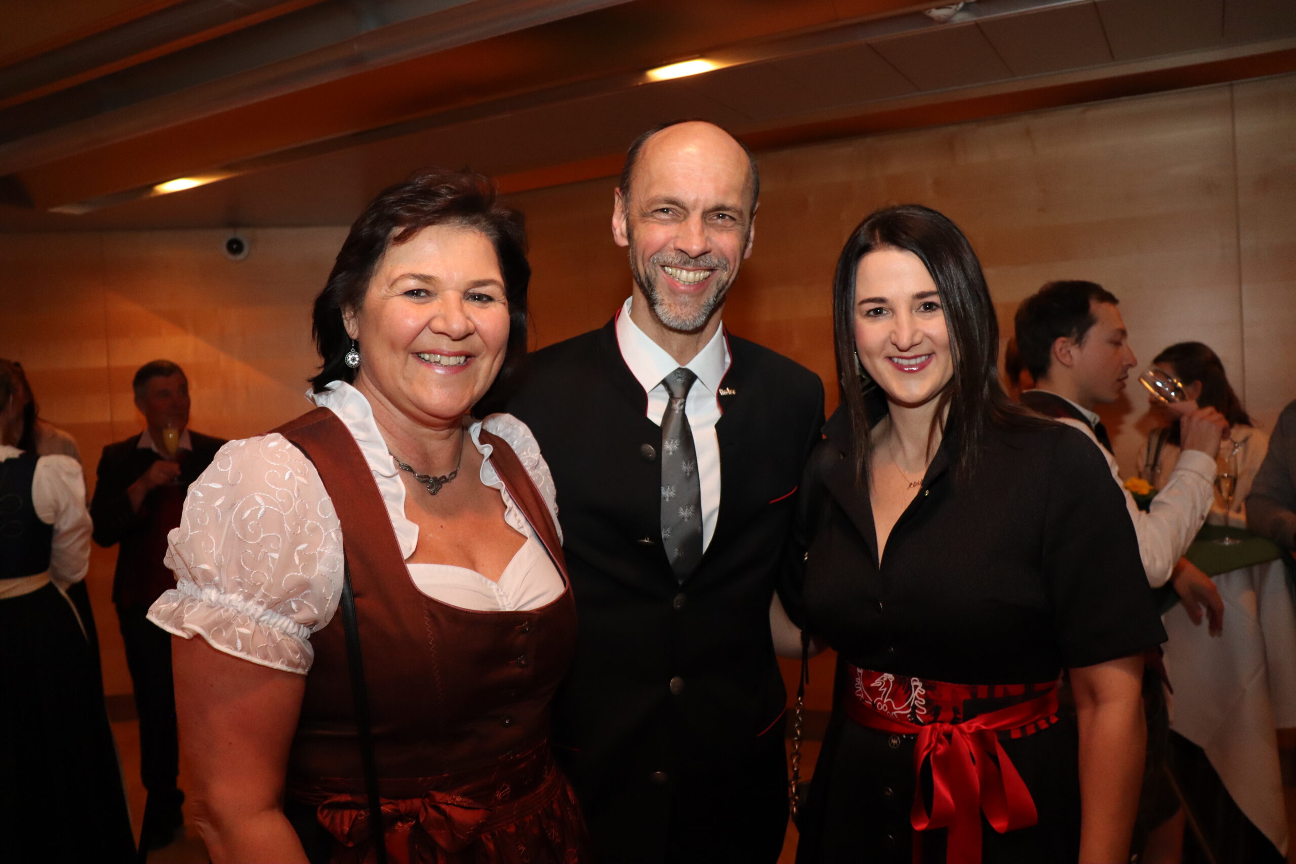 Anna Mair, Franz Mair (Vorstand Tiroler Versicherung) und LR Astrid Mair beim Tiroler Bauernbundball 2024