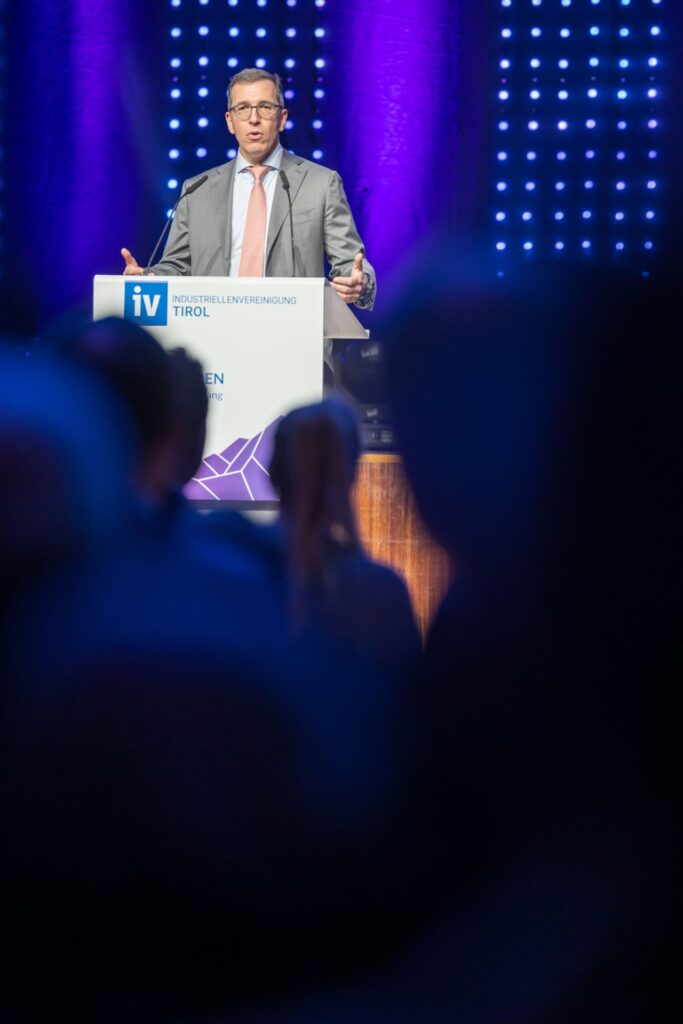 IV-Tirol-Präsident Christoph Swarovski stimmt die Vertreter:innen der Wirtschaft und Politik auf ein herausforderndes Wirtschaftsjahr ein.