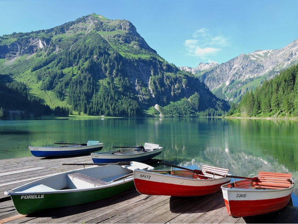 Auf kristallklaren Seen Boot zu fahren, gehört zu den schönsten Urlaubsaktivitäten in Tirol.