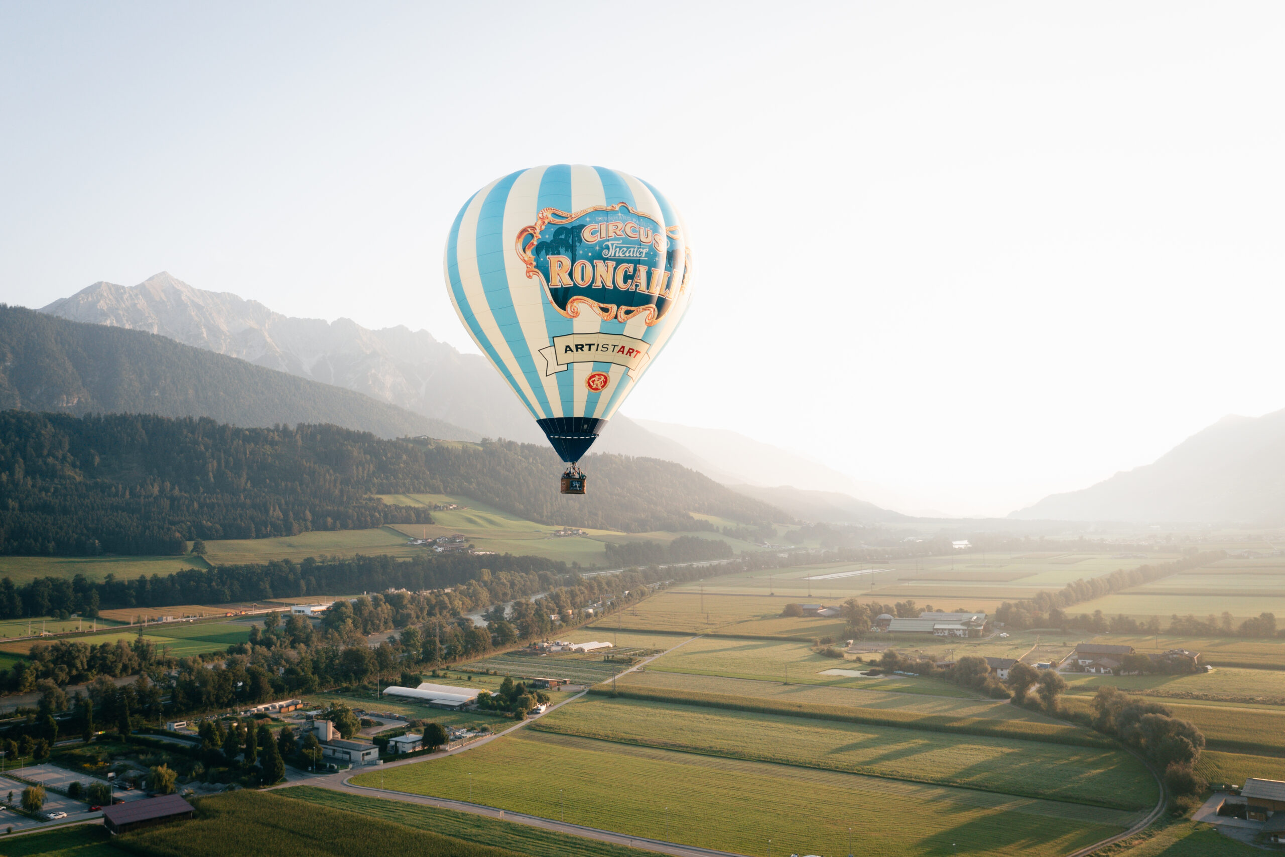 Heißluftballon von Circus Roncalli in den Swarovski Kristallwelten Wattens