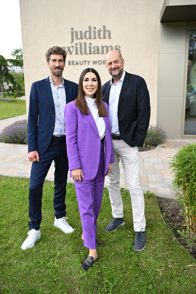 Geschäftsführer Hannes Kohl und Gerhard Kaiser mit Mehrheitseigentümerin Judith Williams : 25 Jahre Cura in der Judith Williams Beauty World in Innsbruck am 27.06.2024