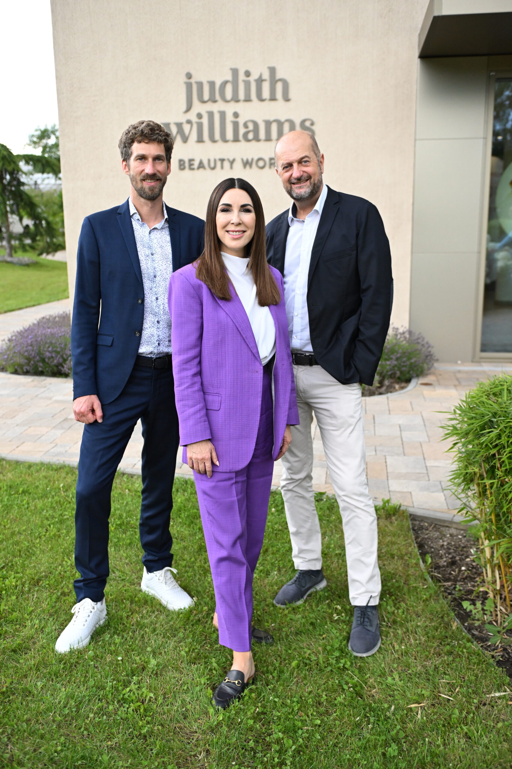 Geschäftsführer Hannes Kohl und Gerhard Kaiser mit Mehrheitseigentümerin Judith Williams : 25 Jahre Cura in der Judith Williams Beauty World in Innsbruck am 27.06.2024