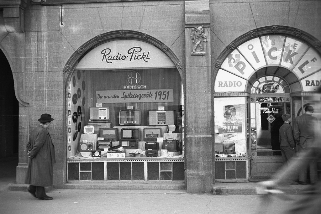 Über die Radiogeschichte Tirols: Kopfhörer auf, einschalten und abschalten: zwei Hornyphon und Co.: Die neuesten Spitzen-
geräte 1951 in der Innsbrucker Maximilianstraße 