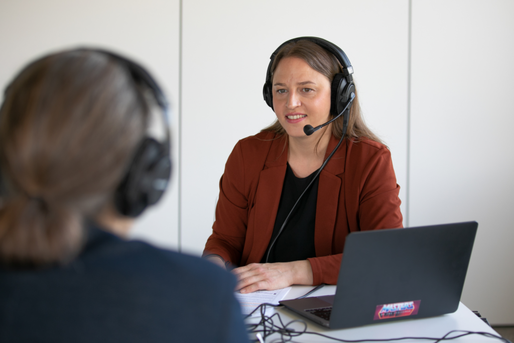 Über die Radiogeschichte Tirols: Melanie Bartos in Action © Eva Fessler / Universität Innsbruck