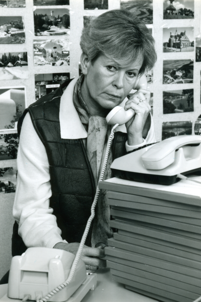 Über die Radiogeschichte Tirols: Mareta Luchner schenkte in ihrer Anrufsendung Lebenszeichen den Hörer:innen viel Aufmerksamkeit © Archiv ORF Tirol, Foto: Ali Schafler