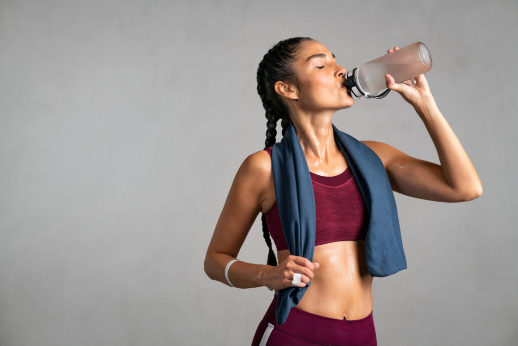 Frau trink Wasser in Sportgewand