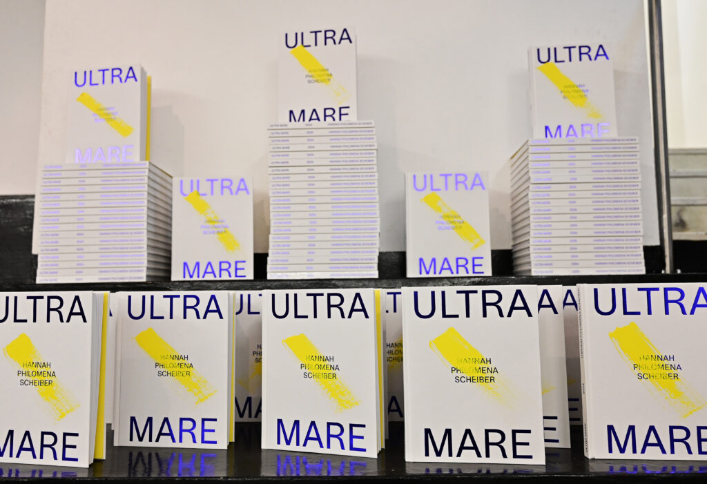 Katalog zur Ausstellung „ULTRA MARE“ €67,- (168 Seiten) exklusive Einblicke in das künstlerische Schaffen mit der ARTIVIVE APP limitierte Auflage, jedes Buch ist ein Unikat.