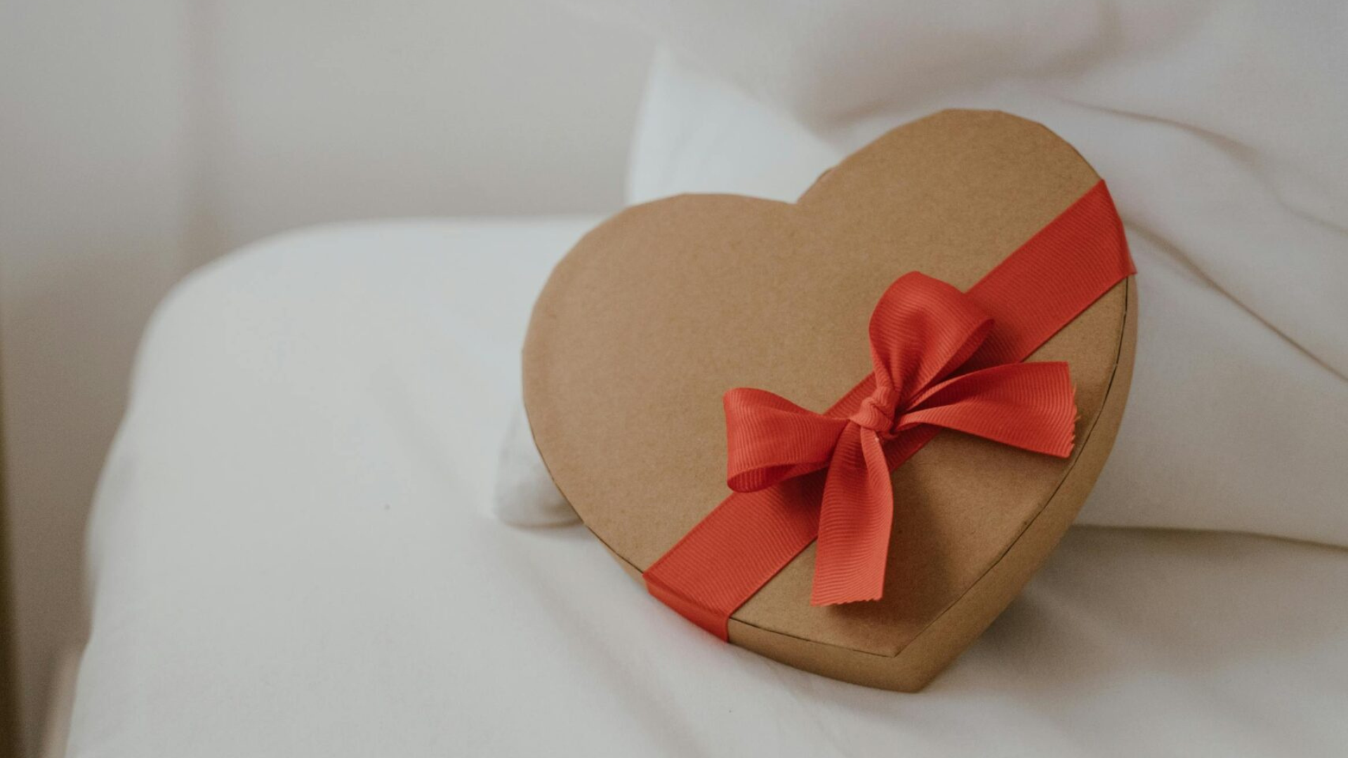 Valentinstags-Geschenkbox mit roter Masche