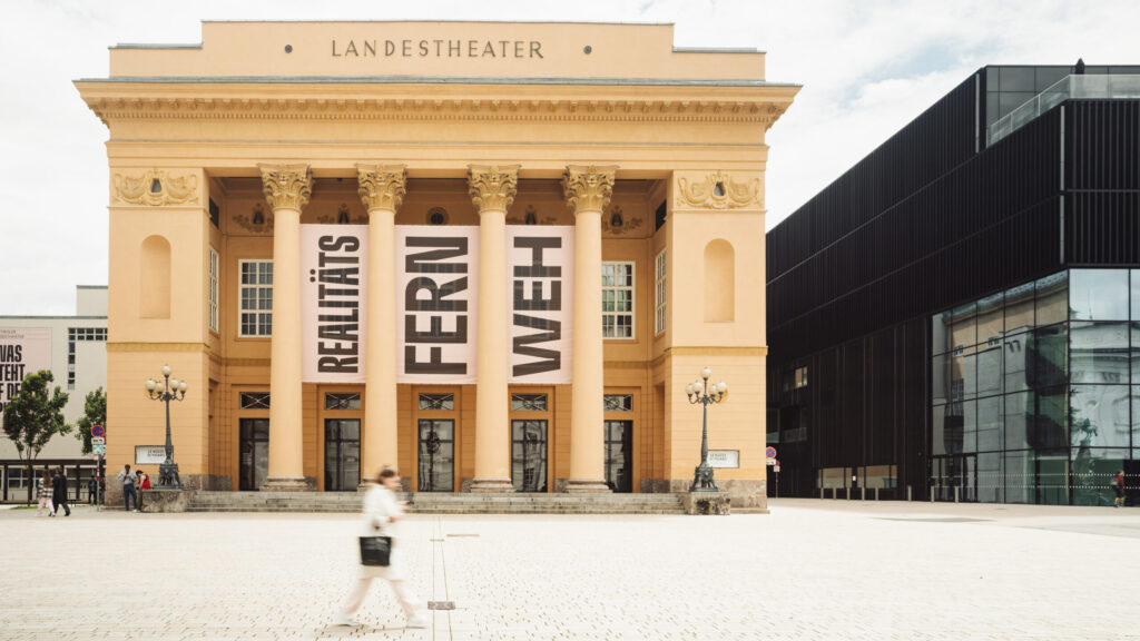 Tiroler Landestheater Fassade, Großes Haus