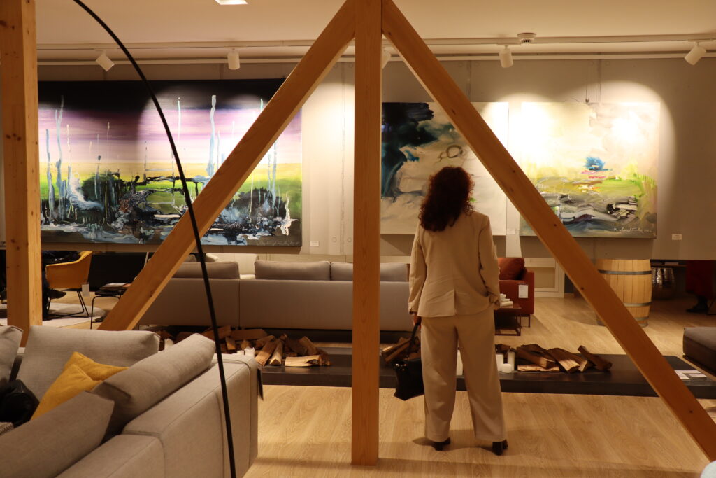 Kunst trifft Couch, Einrichtungshaus Föger