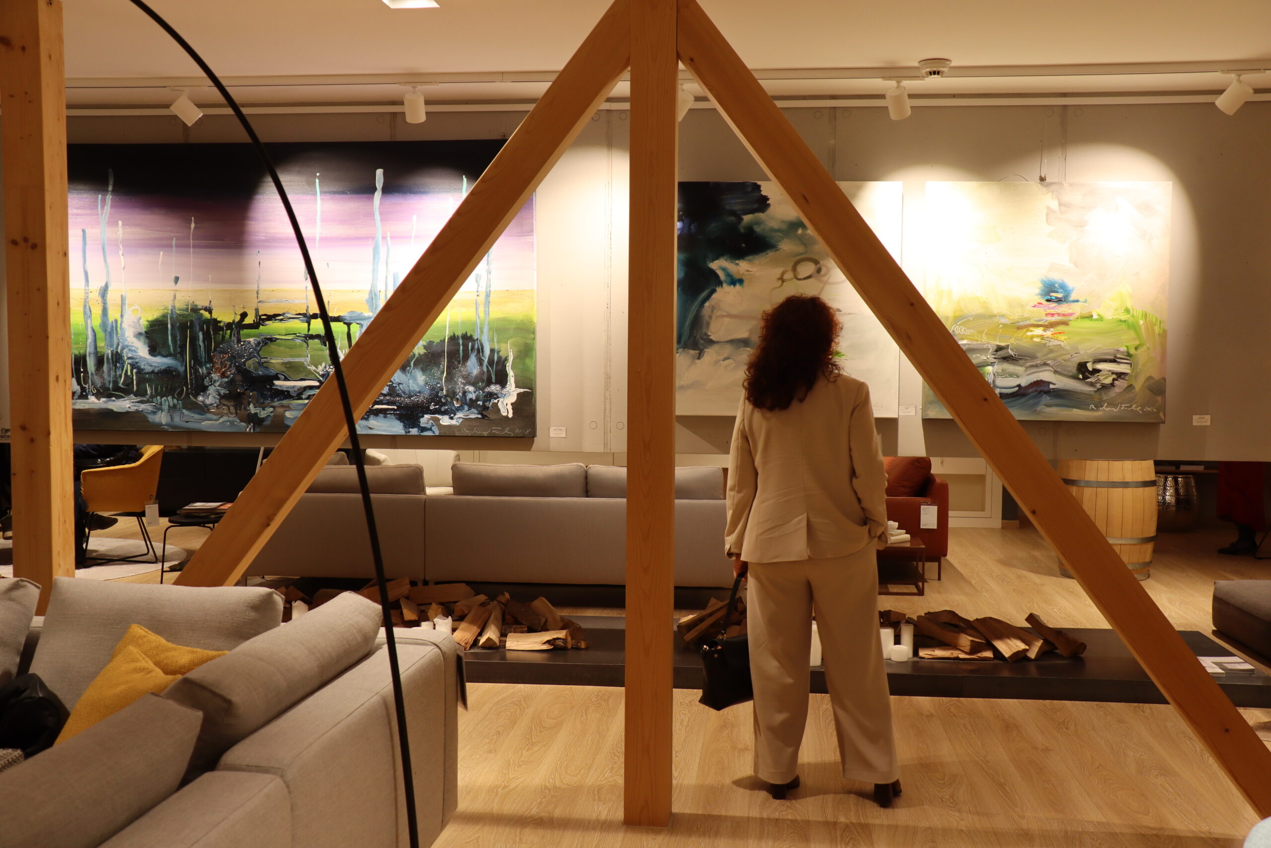 Kunst trifft Couch, Einrichtungshaus Föger