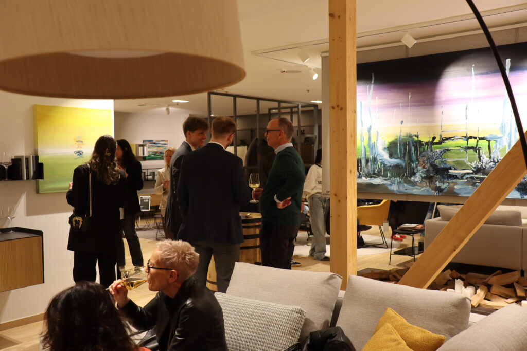 Kunst trifft Couch, Einrichtungshaus Föger