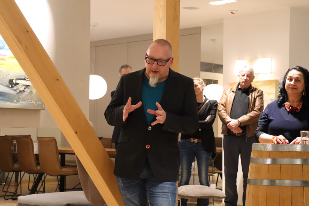 Kunst trifft Couch, Einrichtungshaus Föger