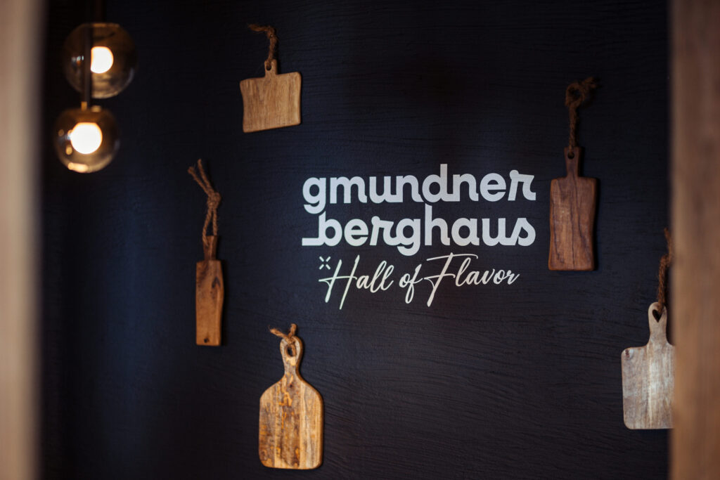 Schriftzug an einer schwarzen Mauer: Gmunderberghaus "Hall of Flavour"