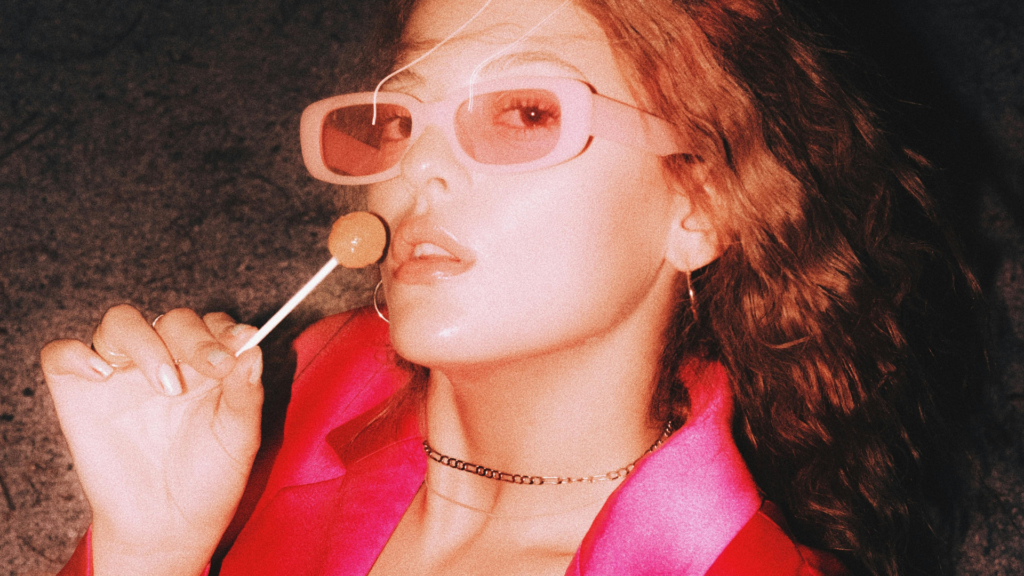 Eine Frau trägt eine rosa Sonnenbrille