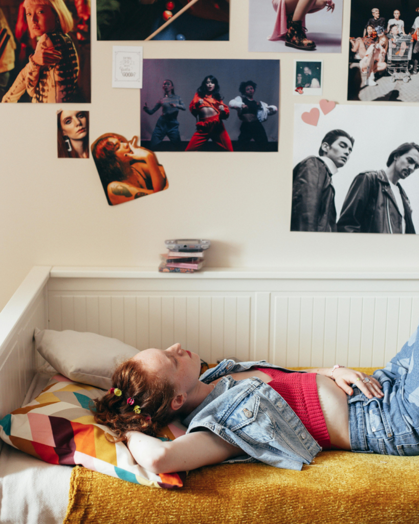 Girl vs. Girl: Wie die Popkultur der 2000er Frauen gezielt gegeneinander aufbrachte. © Pexels/Cottonbro Studio