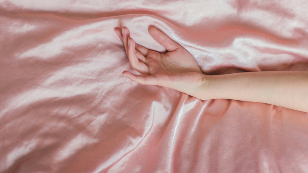 Glatte Haut nach Rasur: Eine Hand liegt auf einer Seidendecke