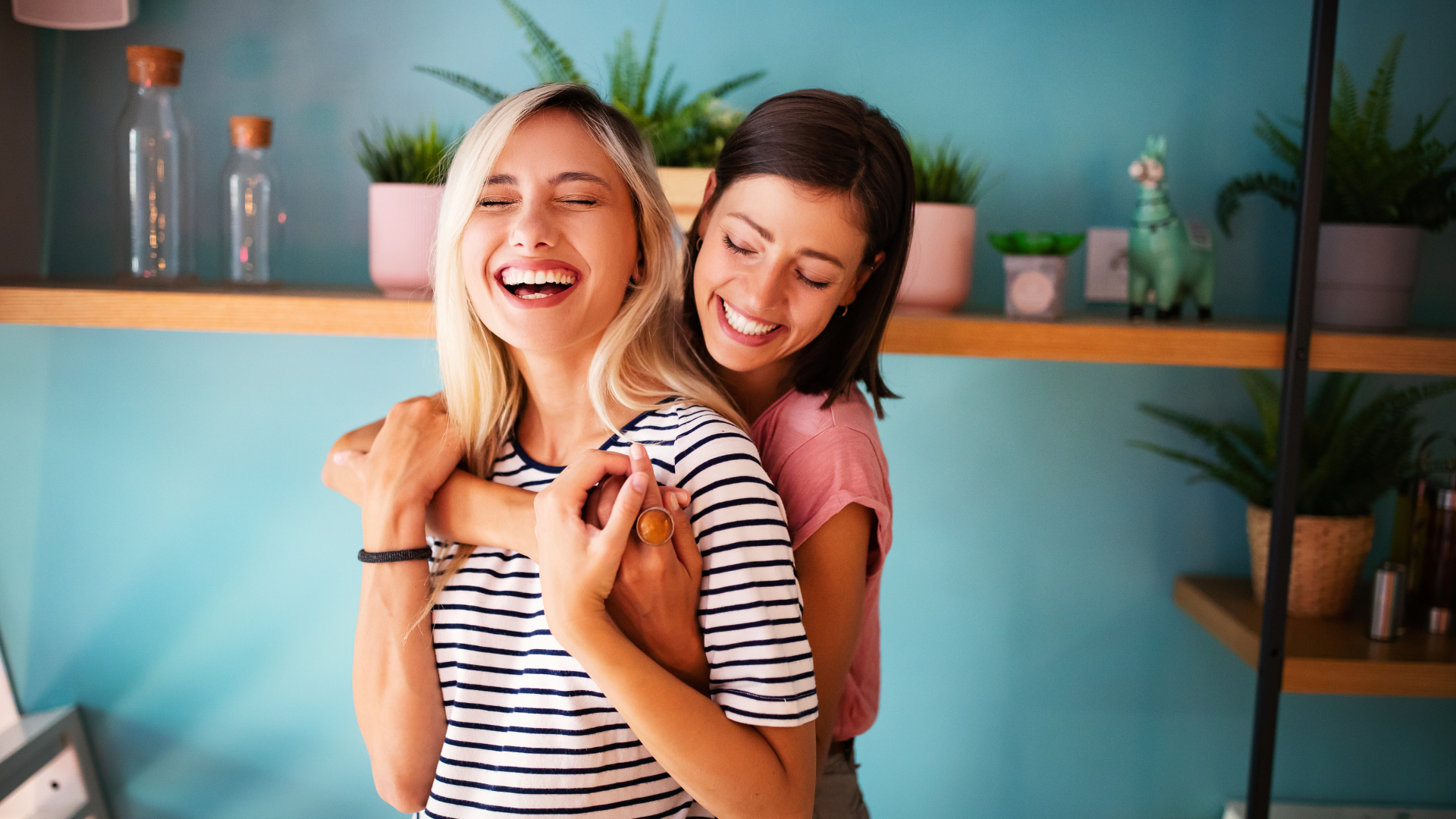 Panaceo: Zwei Frauen lachen und umarmen sich